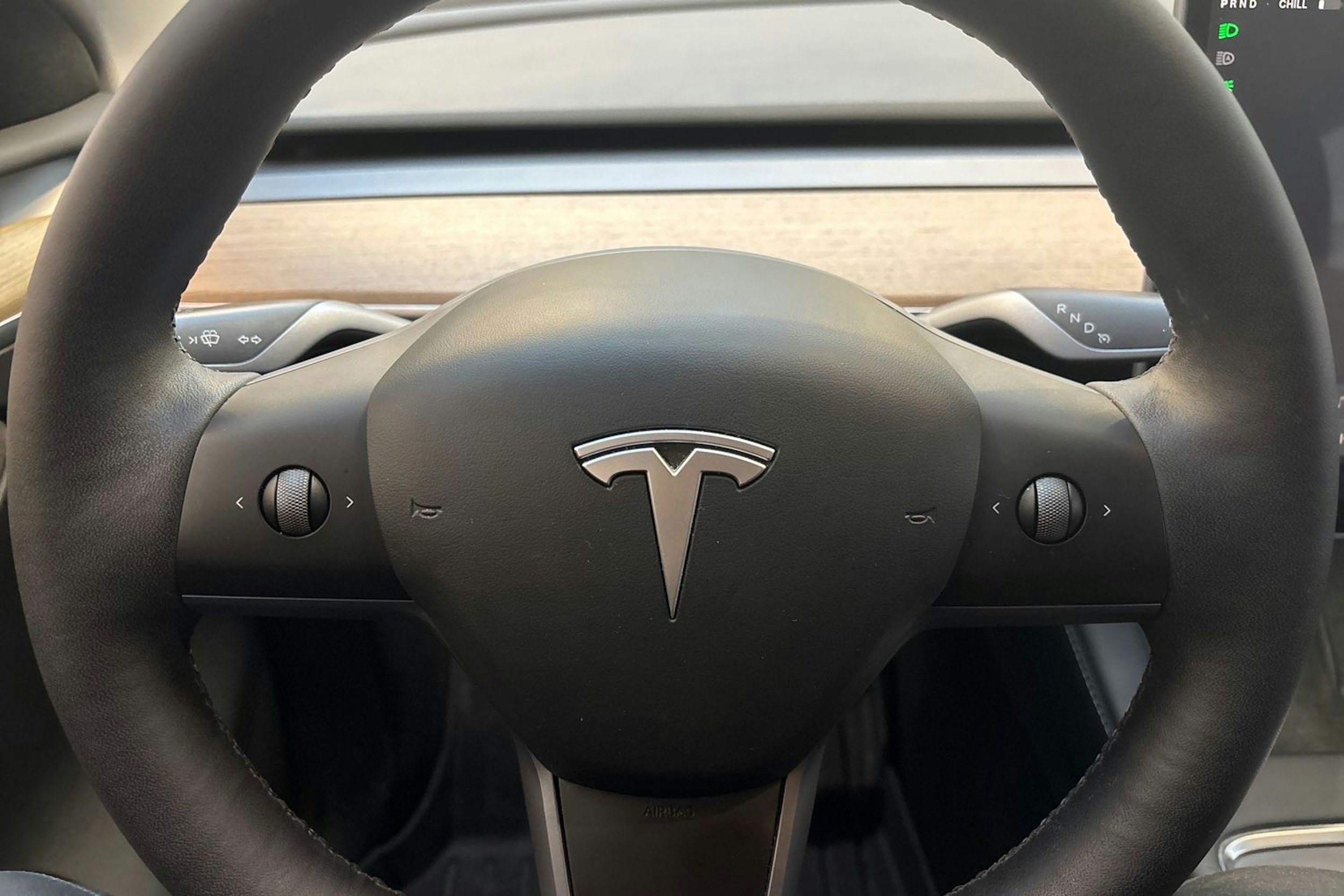 valkoinen Tesla Model Y 2022 kuva 20.