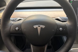 valkoinen Tesla Model Y 2022 kuva 20.