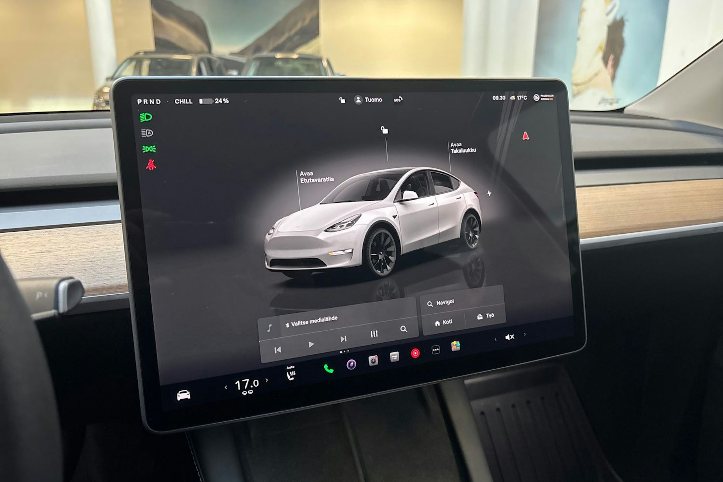 valkoinen Tesla Model Y 2022 kuva 21.