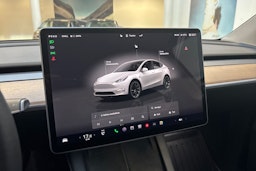 valkoinen Tesla Model Y 2022 kuva 21.