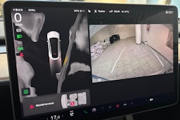 valkoinen Tesla Model Y 2022 kuva 22.