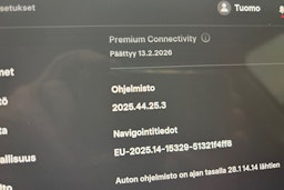 valkoinen Tesla Model Y 2022 kuva 24.