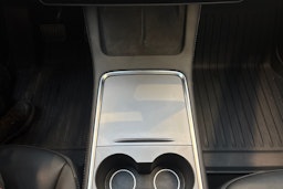 valkoinen Tesla Model Y 2022 kuva 25.