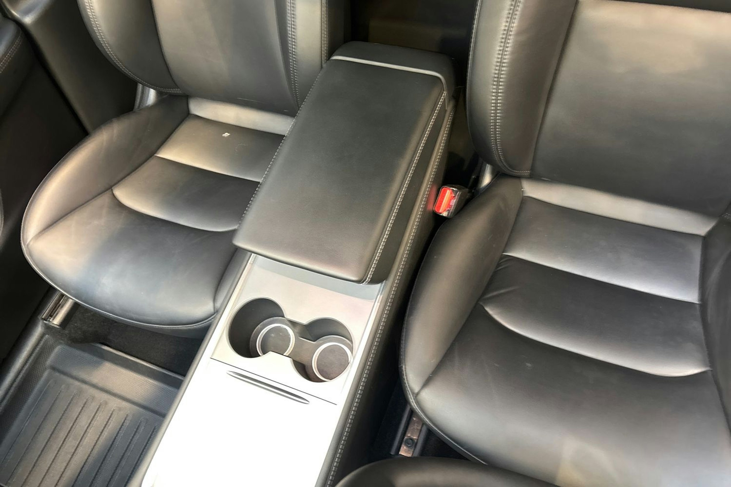 valkoinen Tesla Model Y 2022 kuva 26.