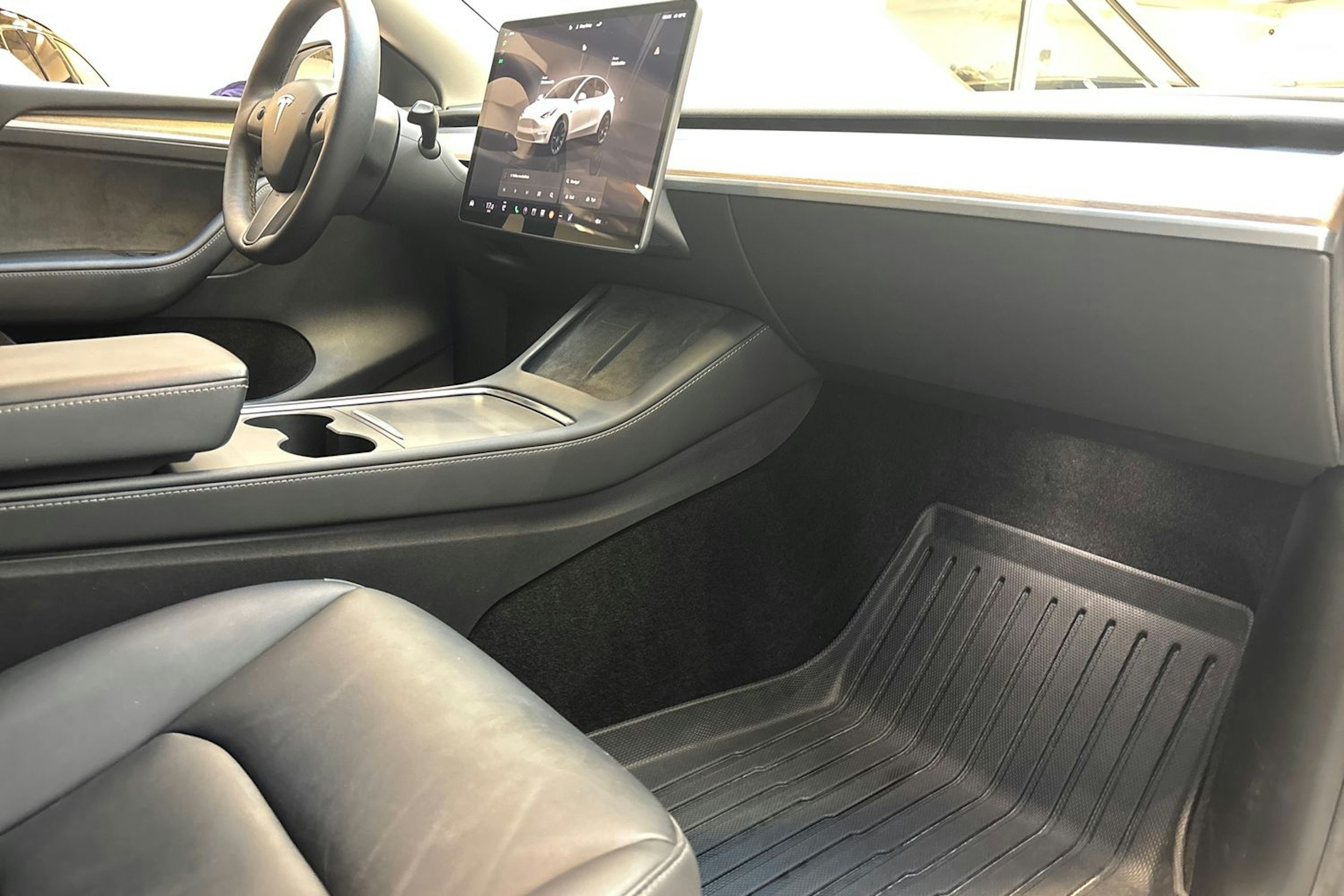 valkoinen Tesla Model Y 2022 kuva 27.