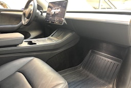 valkoinen Tesla Model Y 2022 kuva 27.