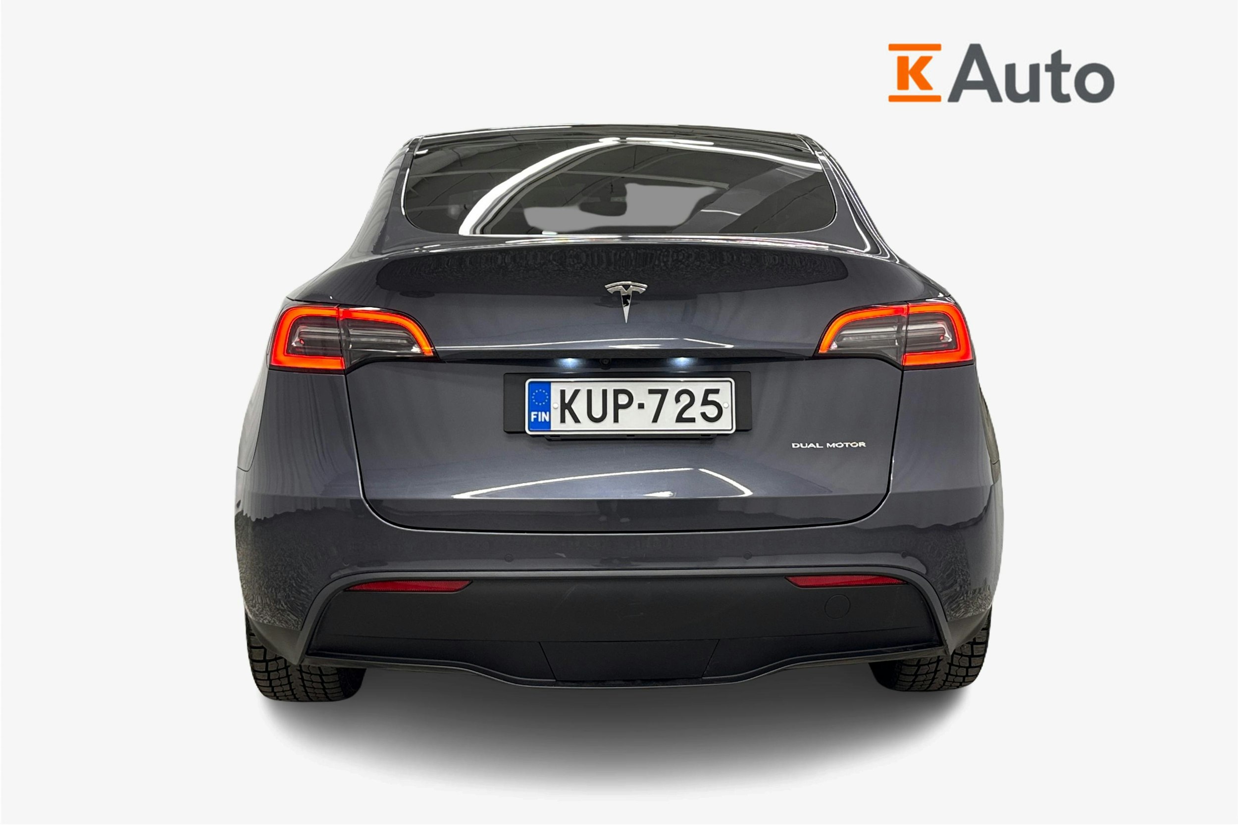 Harmaa Tesla Model Y 2022 kuva 3.