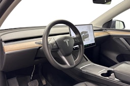 Harmaa Tesla Model Y 2022 kuva 7.