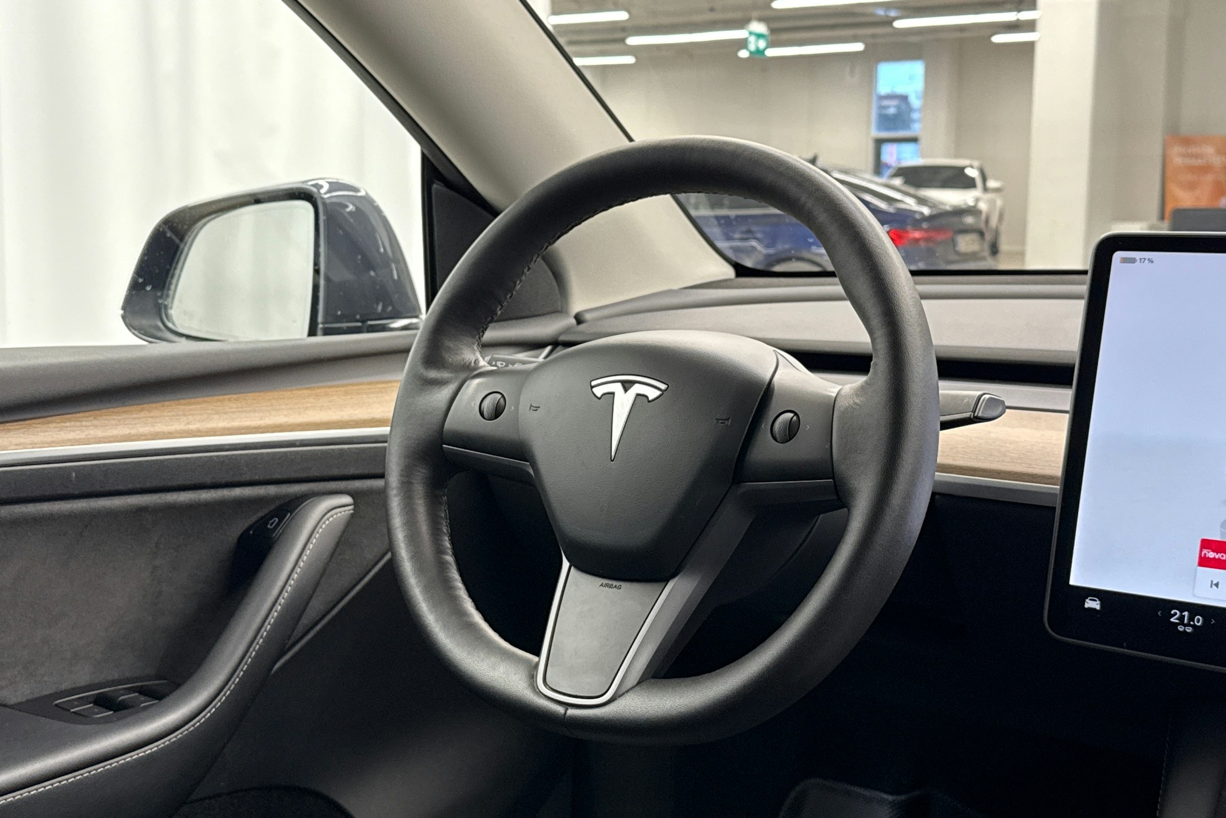 Harmaa Tesla Model Y 2022 kuva 9.