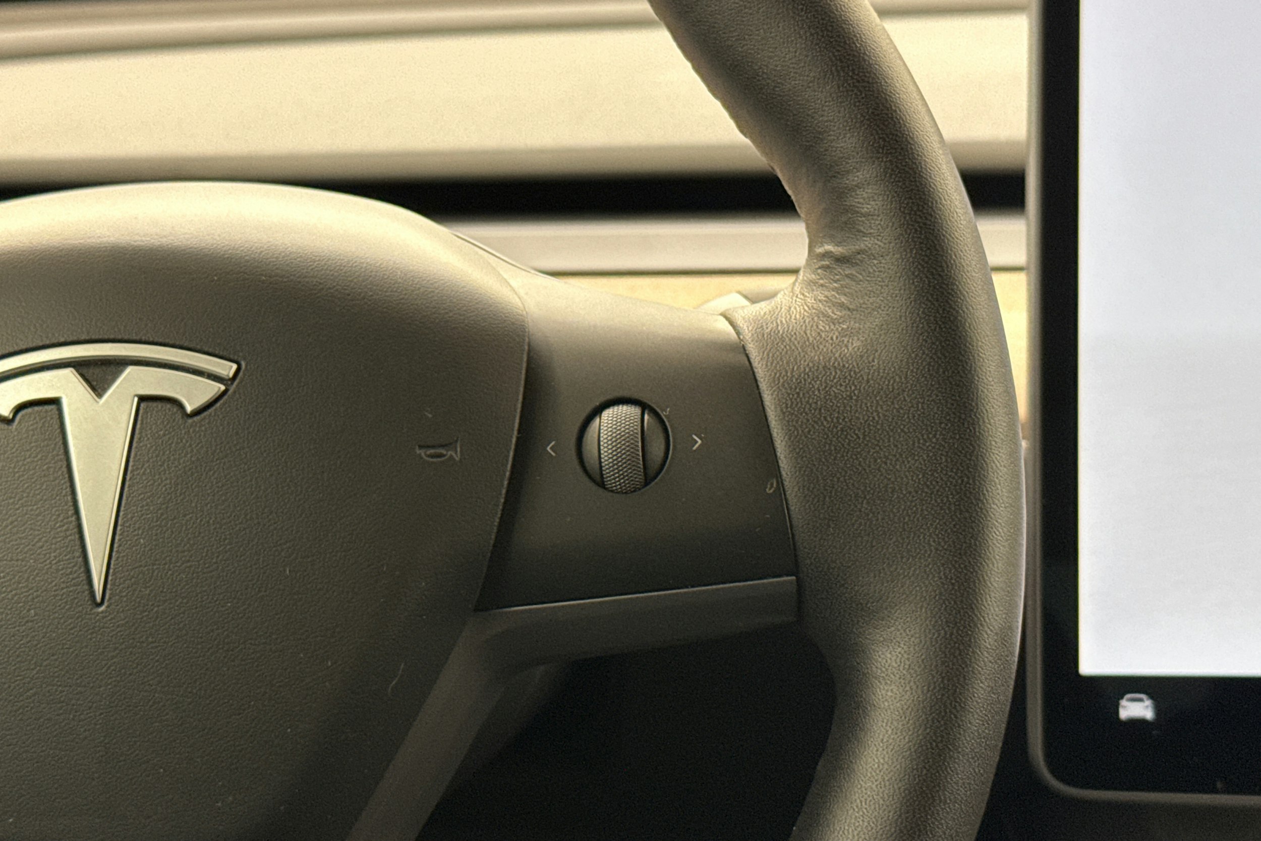 Harmaa Tesla Model Y 2022 kuva 11.