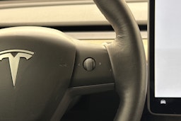 Harmaa Tesla Model Y 2022 kuva 11.