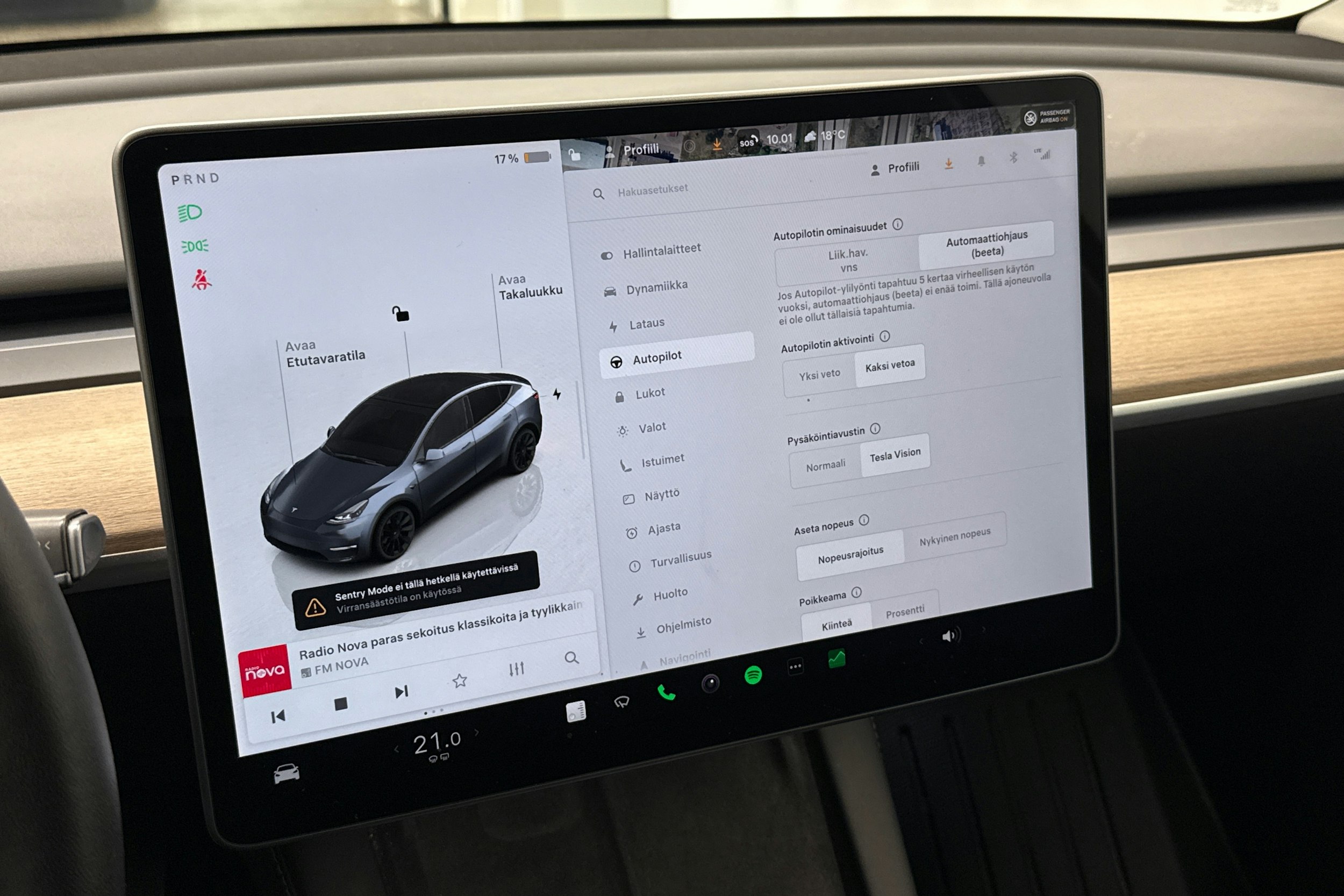 Harmaa Tesla Model Y 2022 kuva 12.