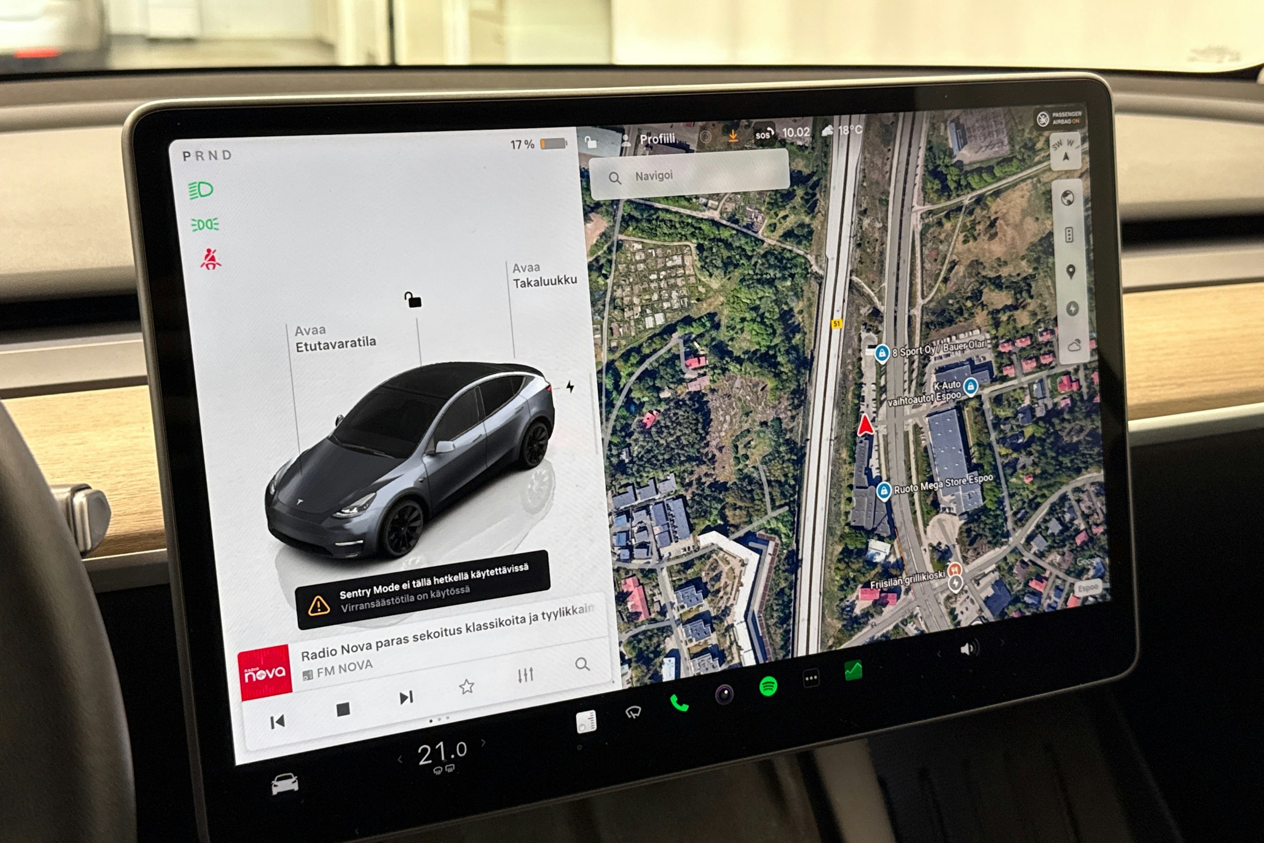 Harmaa Tesla Model Y 2022 kuva 13.