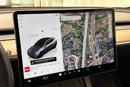 Harmaa Tesla Model Y 2022 kuva 13.