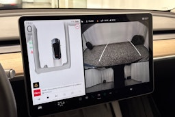 Harmaa Tesla Model Y 2022 kuva 15.