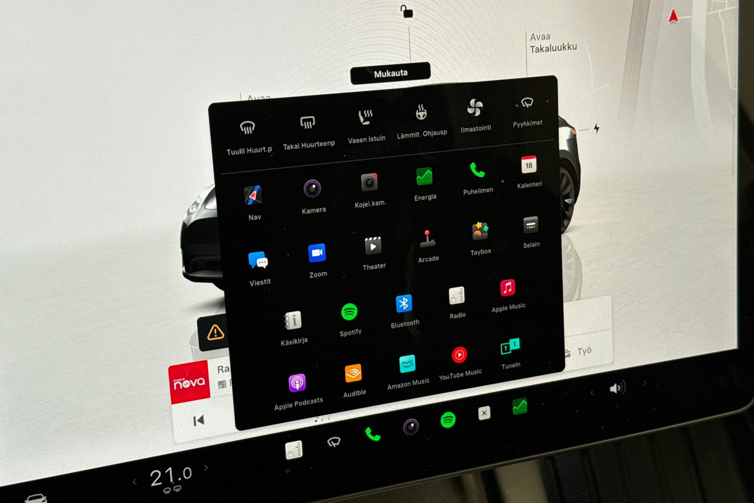 Harmaa Tesla Model Y 2022 kuva 17.