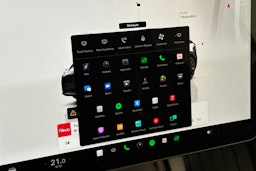 Harmaa Tesla Model Y 2022 kuva 17.