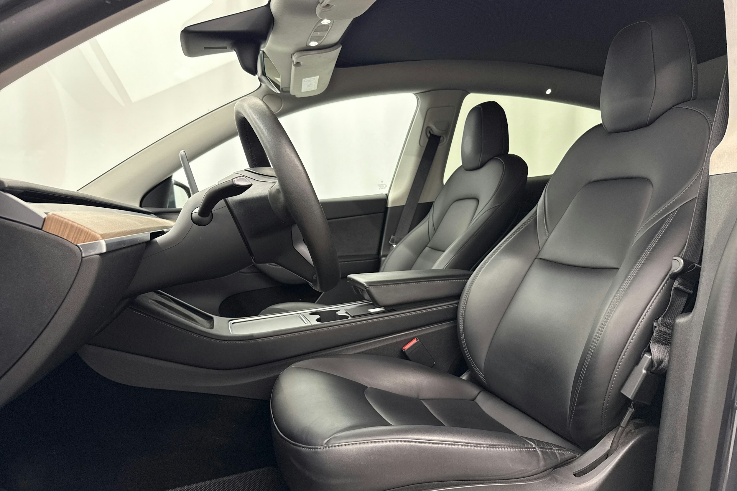 Harmaa Tesla Model Y 2022 kuva 18.