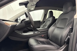 Harmaa Tesla Model Y 2022 kuva 18.