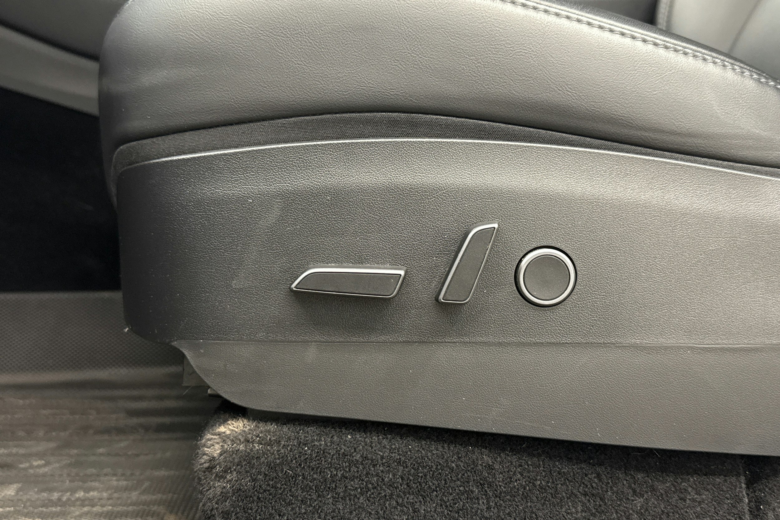 Harmaa Tesla Model Y 2022 kuva 19.