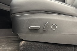 Harmaa Tesla Model Y 2022 kuva 19.