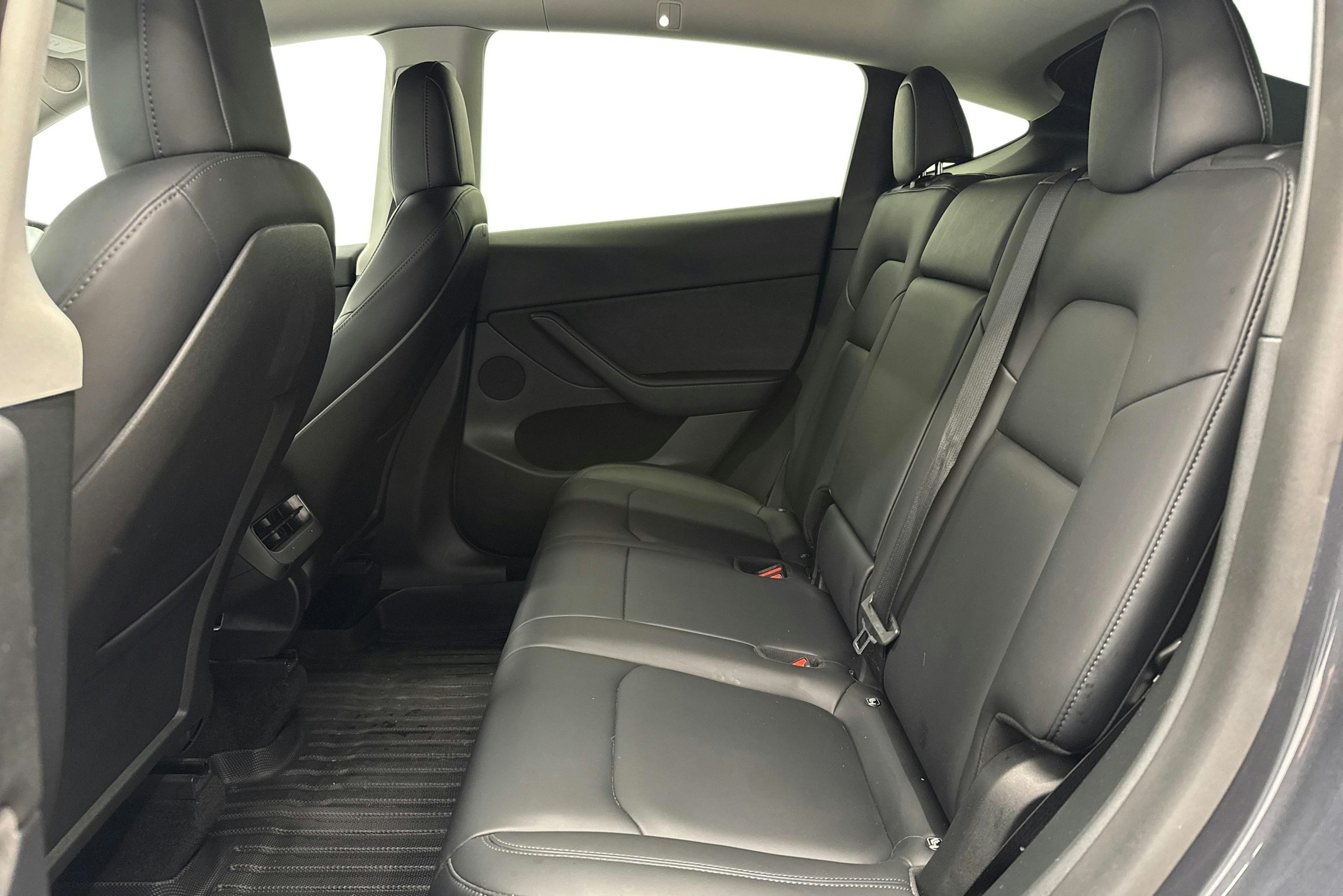 Harmaa Tesla Model Y 2022 kuva 20.