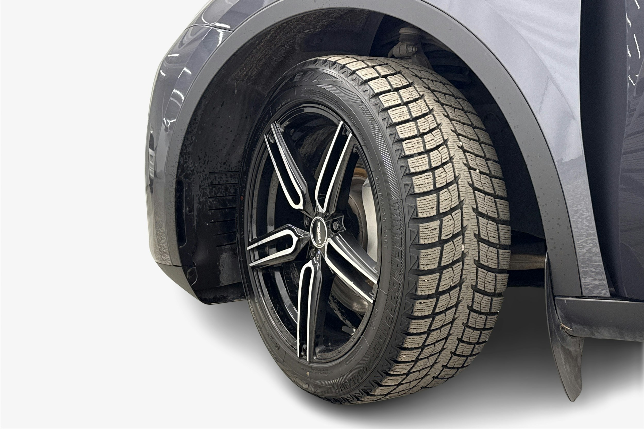 Harmaa Tesla Model Y 2022 kuva 23.