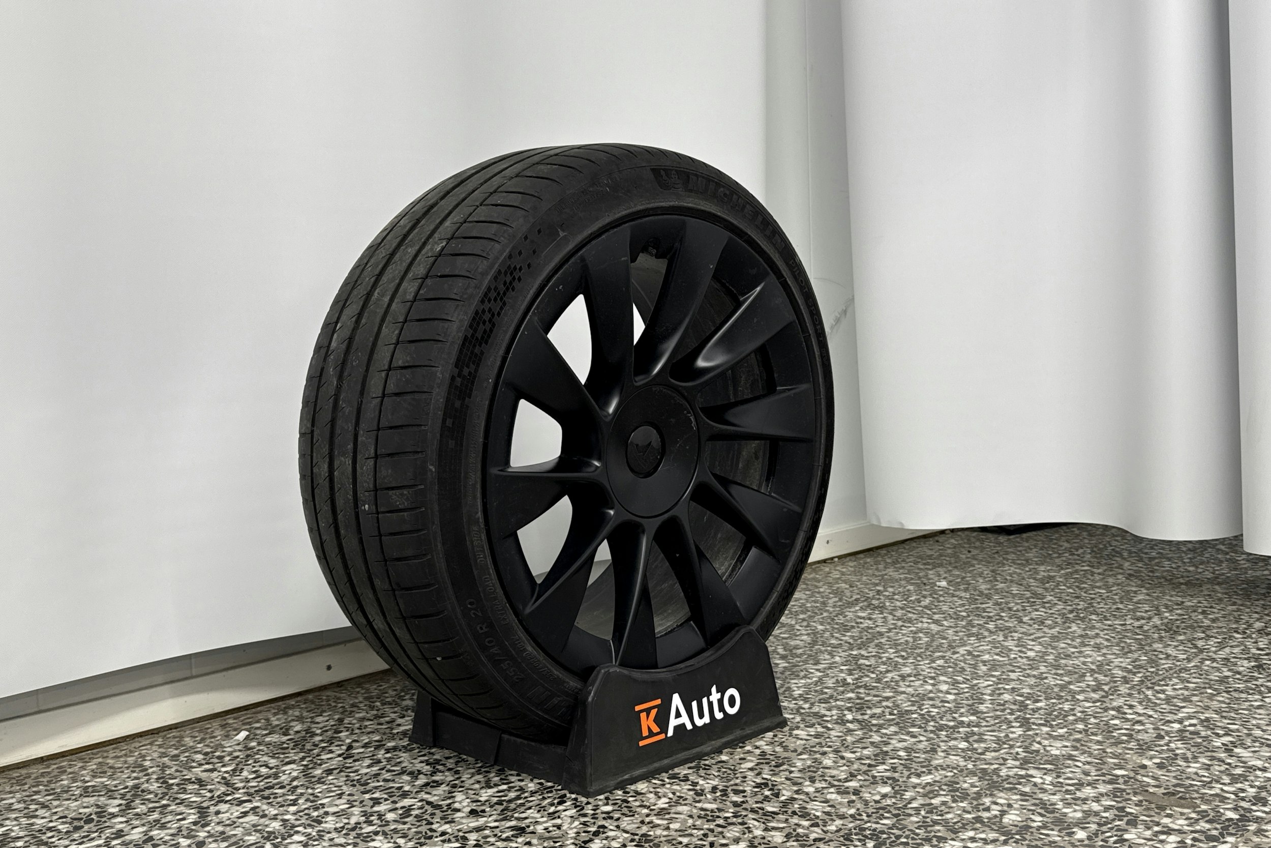 Harmaa Tesla Model Y 2022 kuva 25.