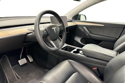 Sininen Tesla Model Y 2022 kuva 7.