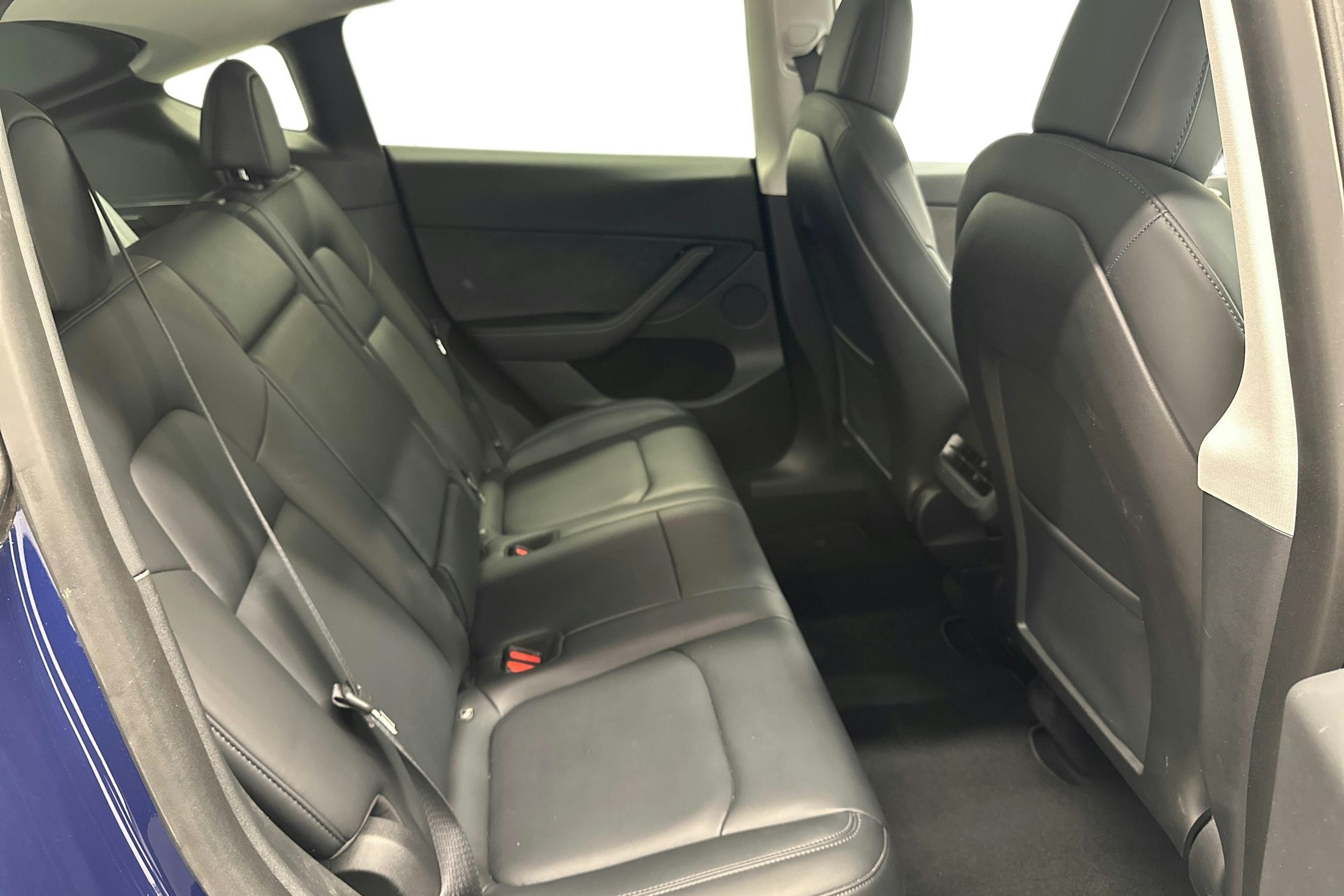 Sininen Tesla Model Y 2022 kuva 11.