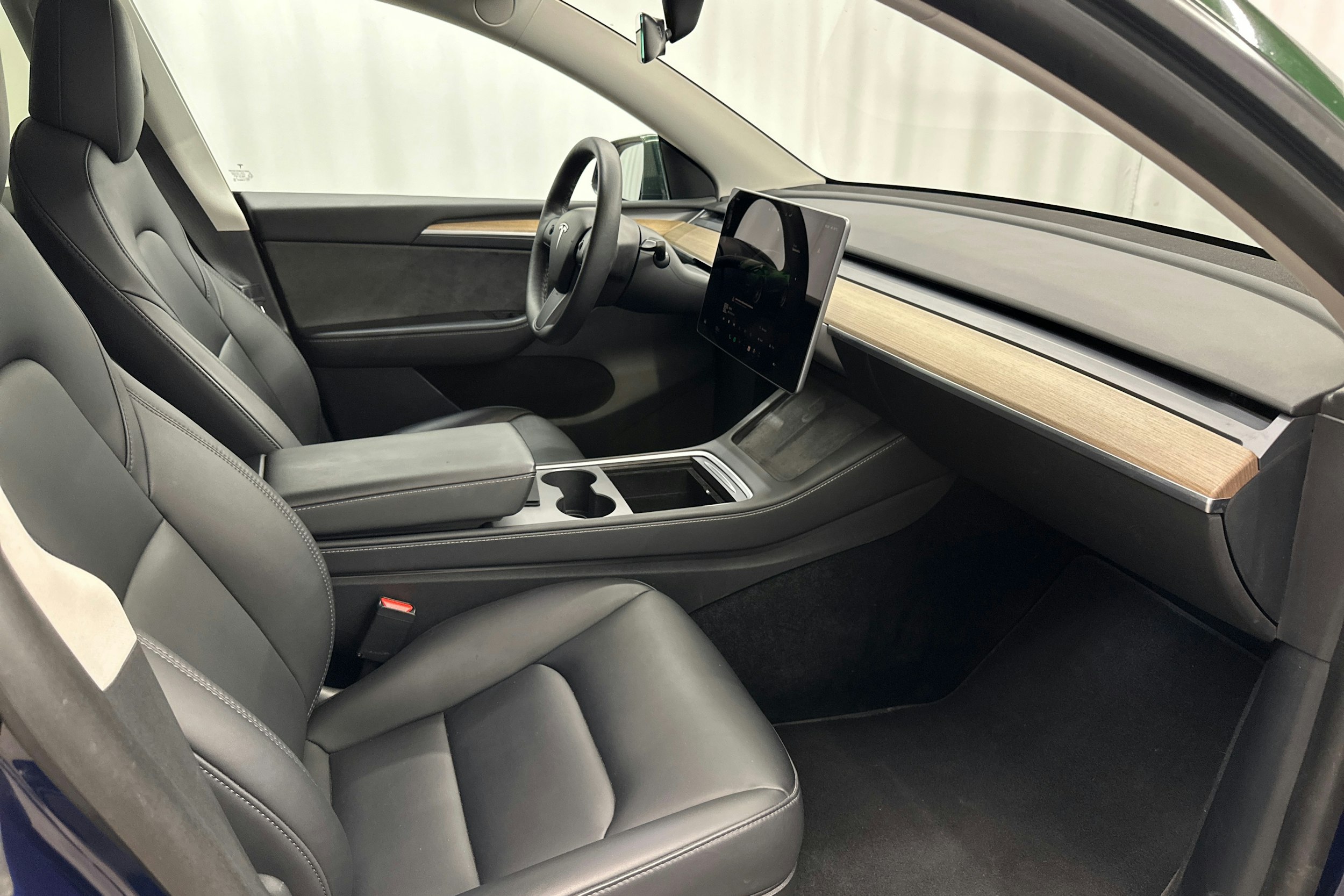 Sininen Tesla Model Y 2022 kuva 13.