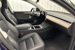 Sininen Tesla Model Y 2022 kuva 13.