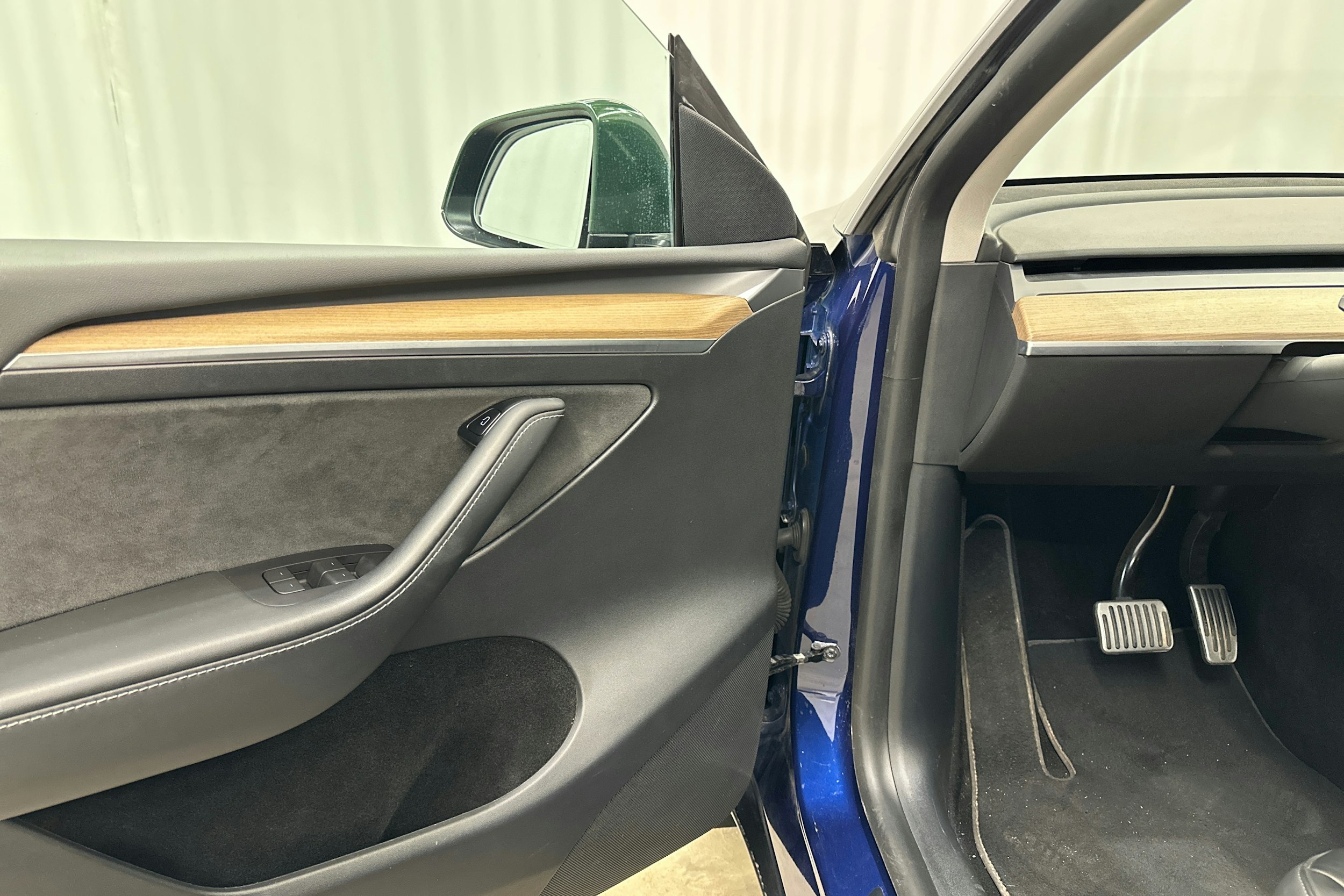 Sininen Tesla Model Y 2022 kuva 14.