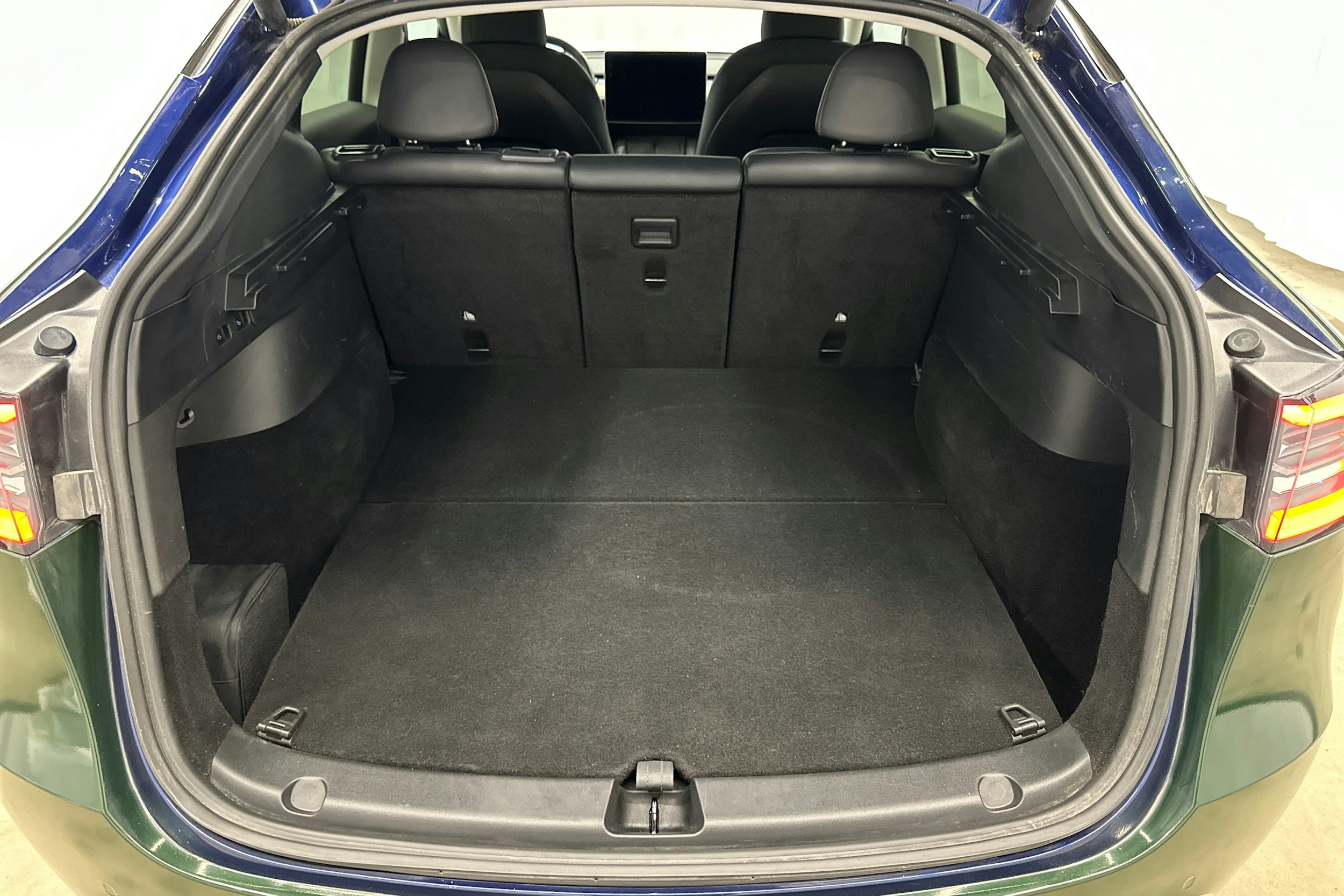 Sininen Tesla Model Y 2022 kuva 20.