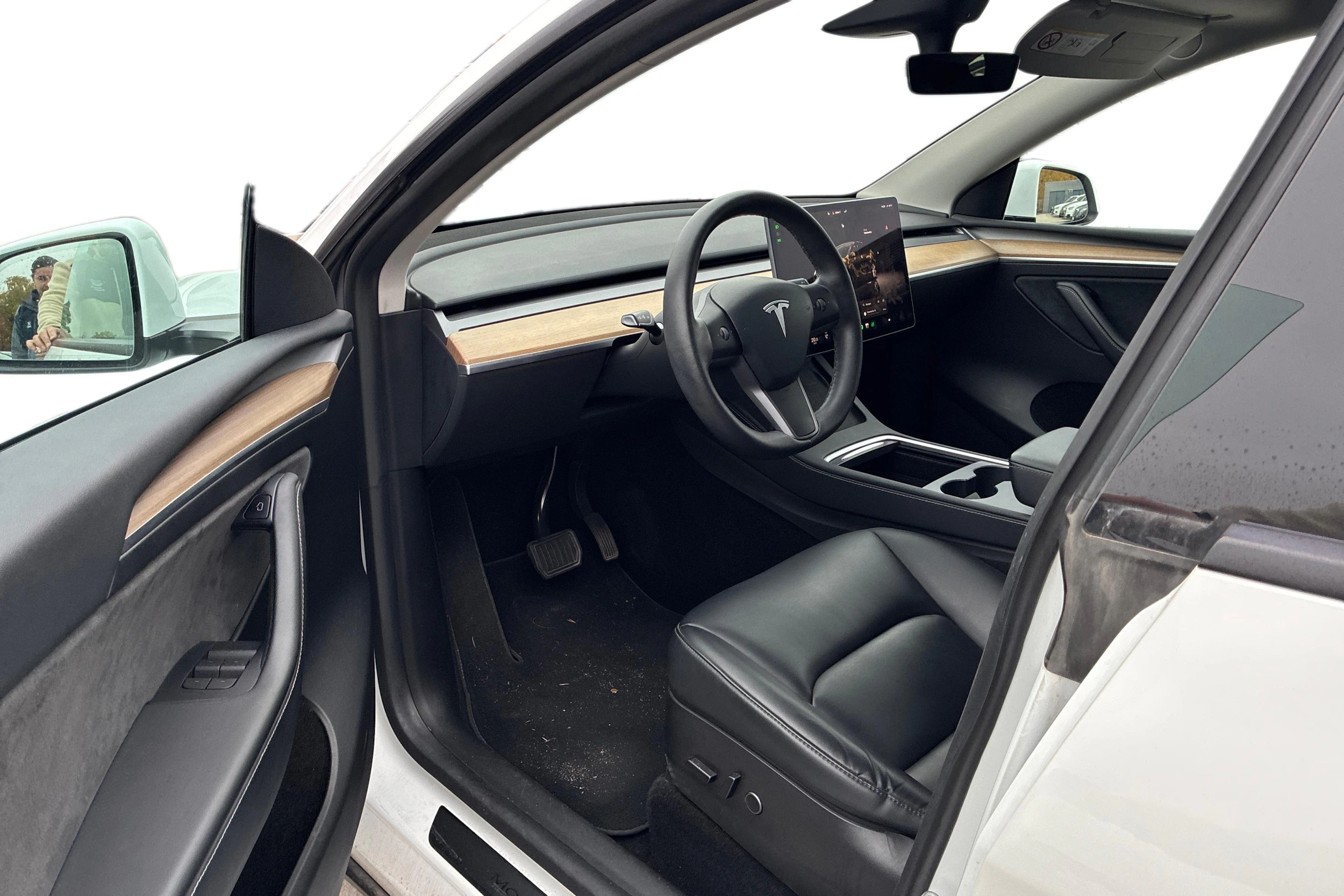 valkoinen Tesla Model Y 2022 kuva 3.