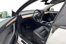 valkoinen Tesla Model Y 2022 kuva 3.