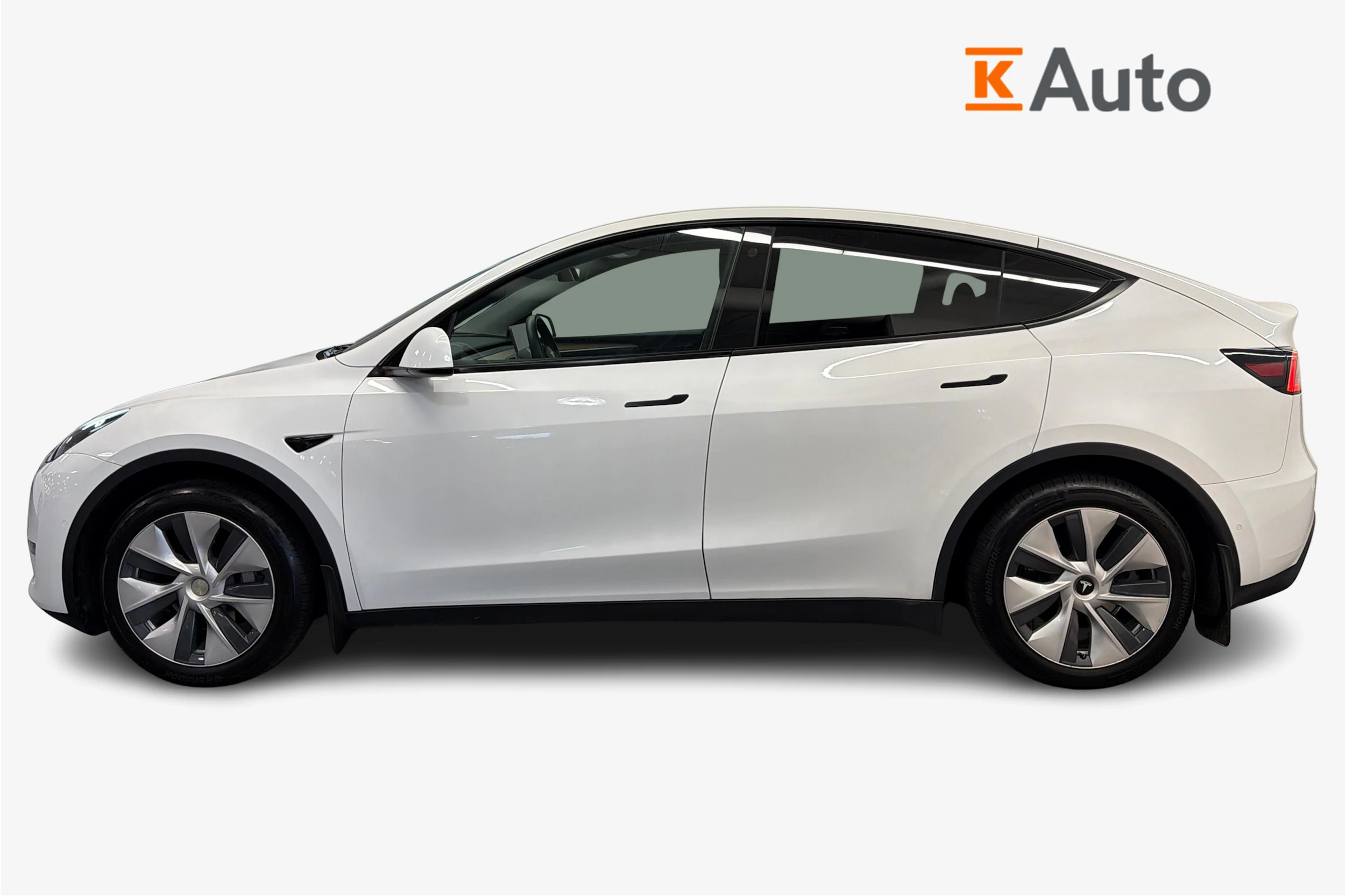 valkoinen Tesla Model Y 2022 kuva 5.