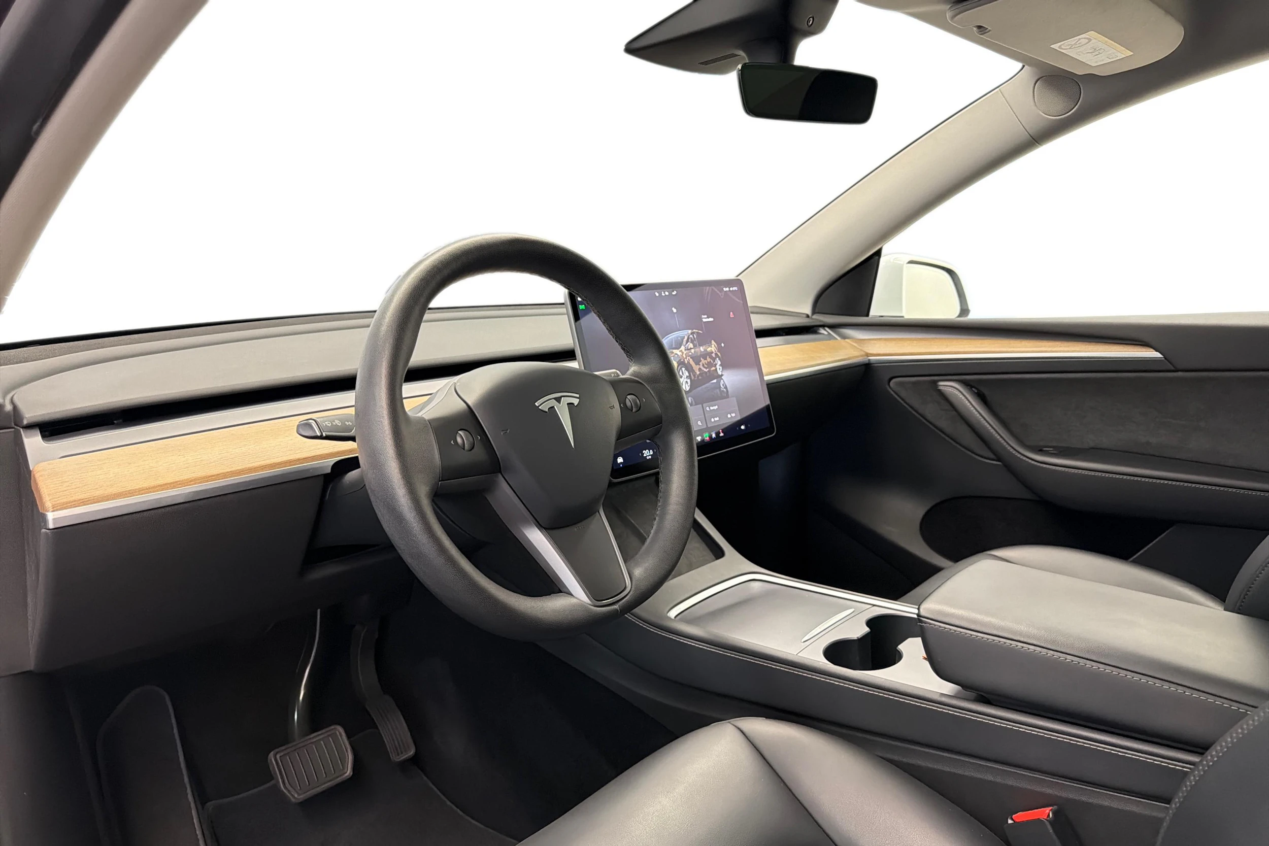 valkoinen Tesla Model Y 2022 kuva 6.