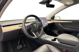 valkoinen Tesla Model Y 2022 kuva 6.