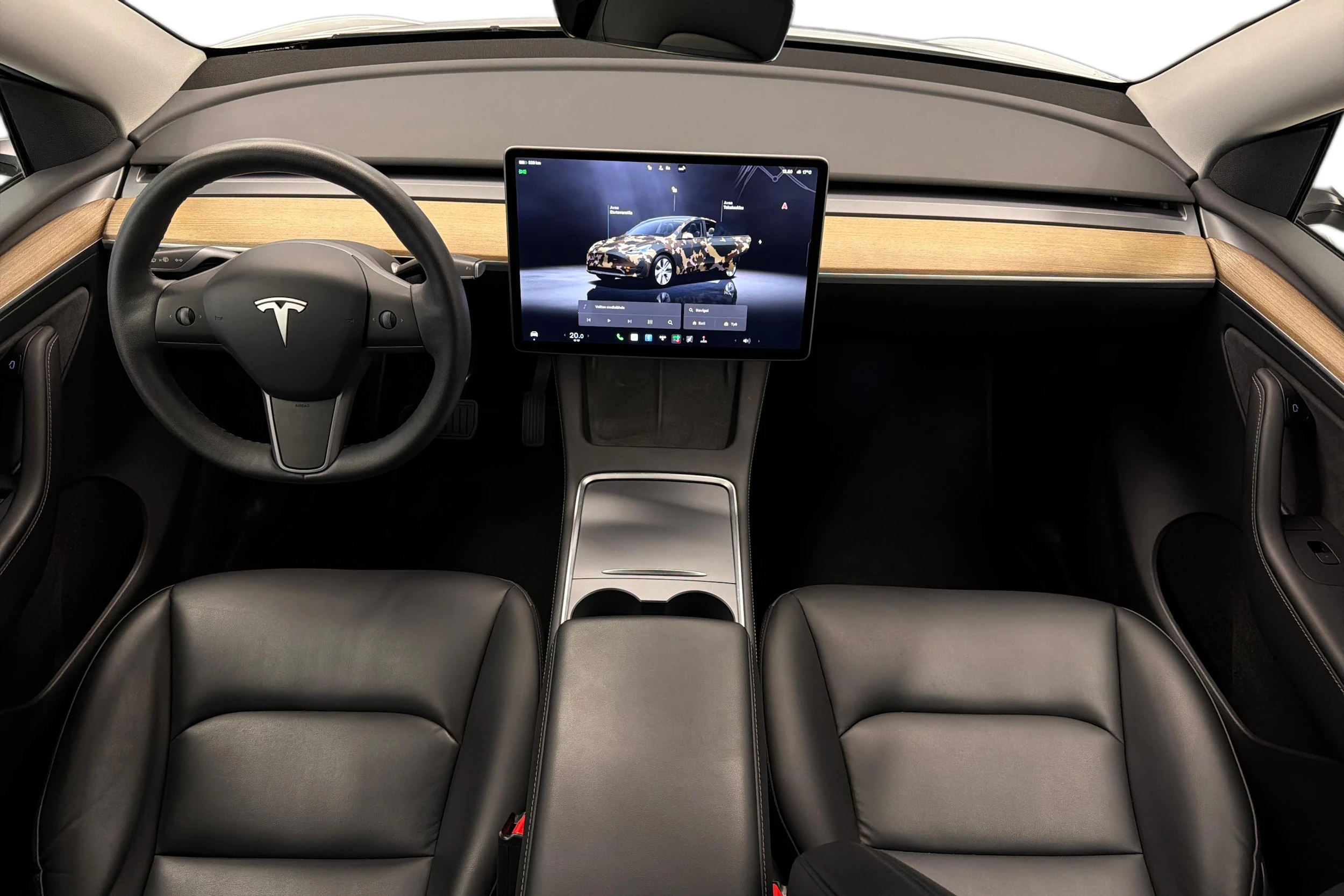 valkoinen Tesla Model Y 2022 kuva 7.