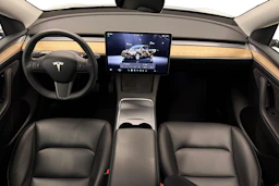 valkoinen Tesla Model Y 2022 kuva 7.