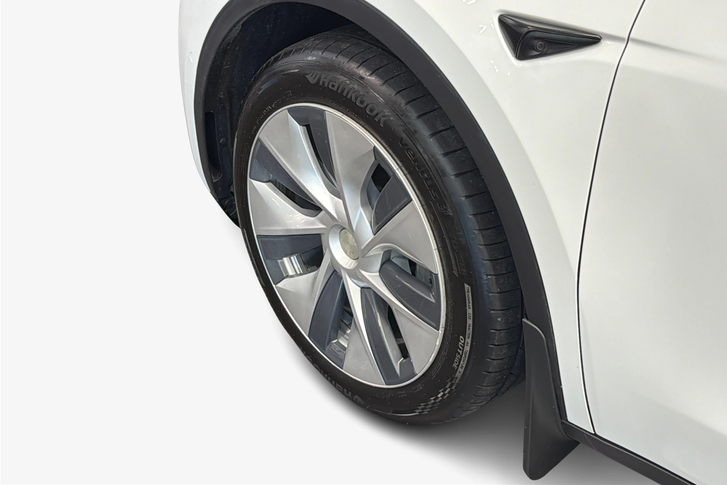 valkoinen Tesla Model Y 2022 kuva 9.