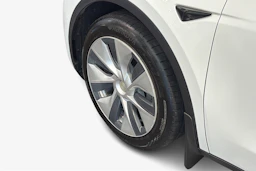 valkoinen Tesla Model Y 2022 kuva 9.