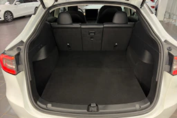 valkoinen Tesla Model Y 2022 kuva 11.