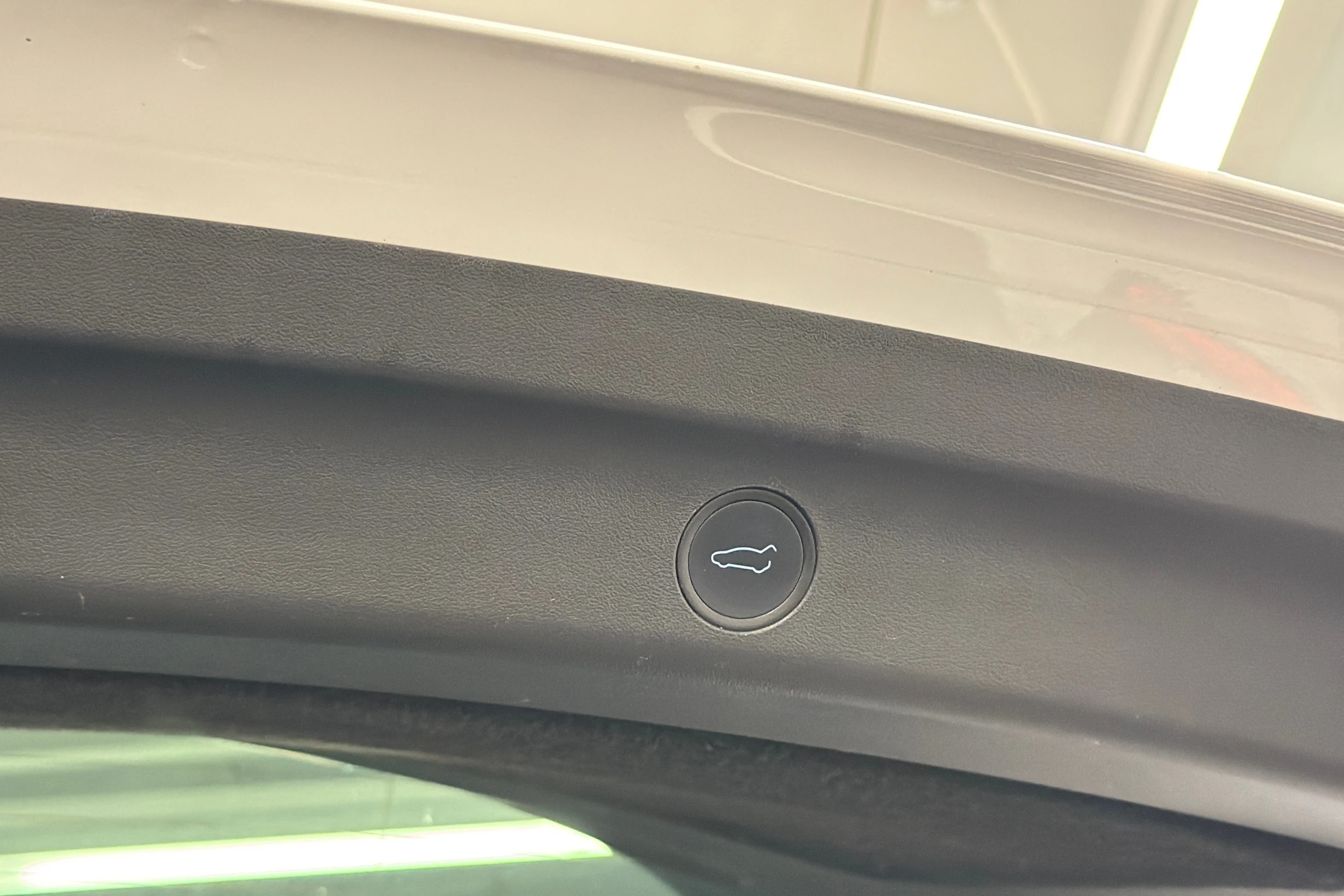 valkoinen Tesla Model Y 2022 kuva 12.