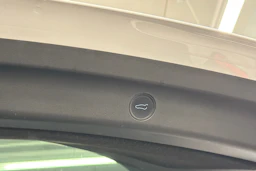 valkoinen Tesla Model Y 2022 kuva 12.