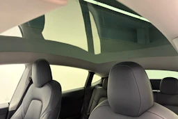 valkoinen Tesla Model Y 2022 kuva 14.