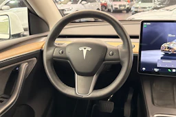 valkoinen Tesla Model Y 2022 kuva 15.