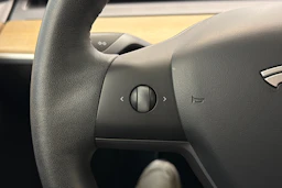 valkoinen Tesla Model Y 2022 kuva 16.