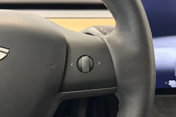 valkoinen Tesla Model Y 2022 kuva 17.